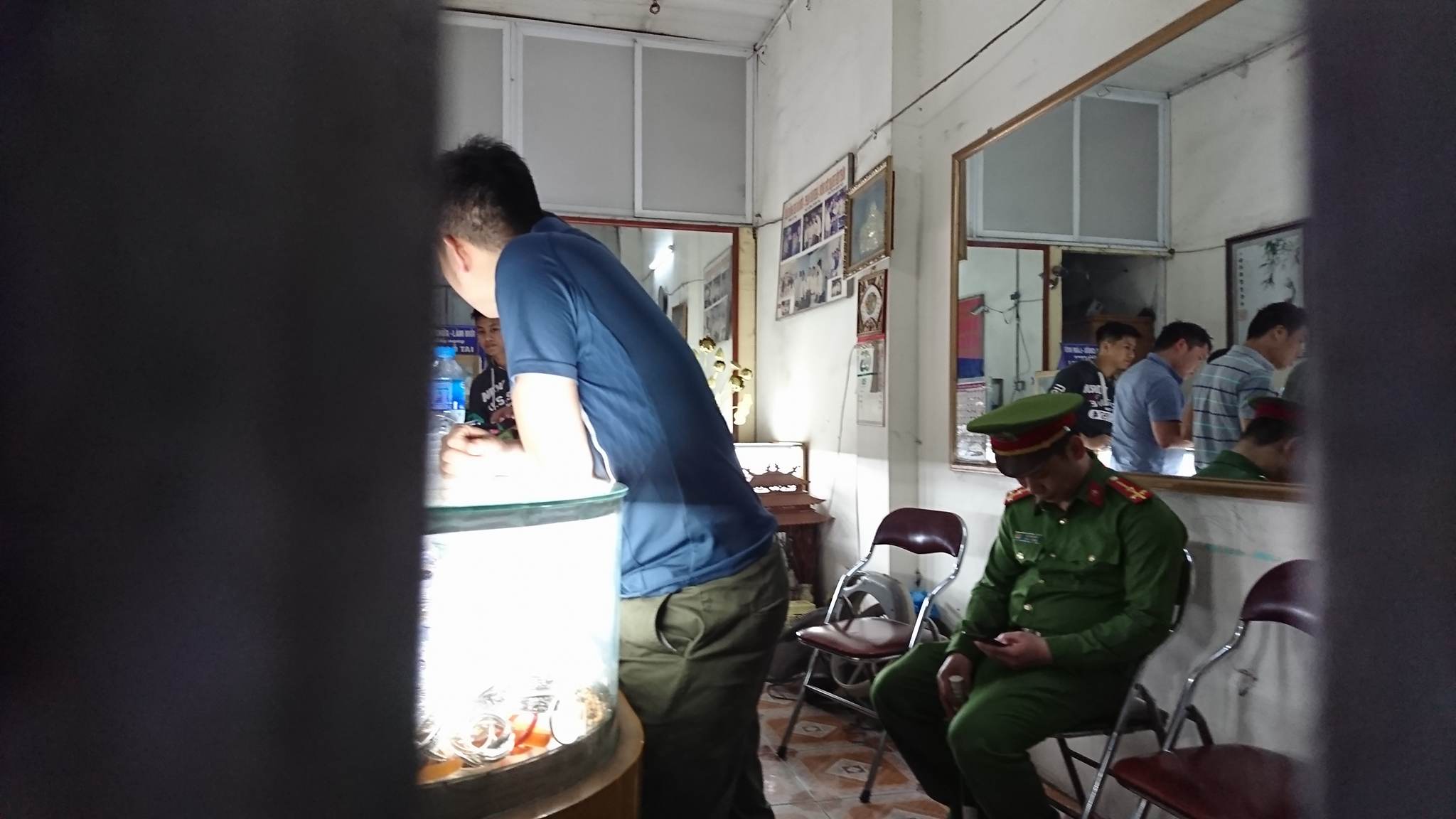 Ảnh hiện trường và clip cảnh sát bắt nghi phạm cướp tiệm vàng ở HN